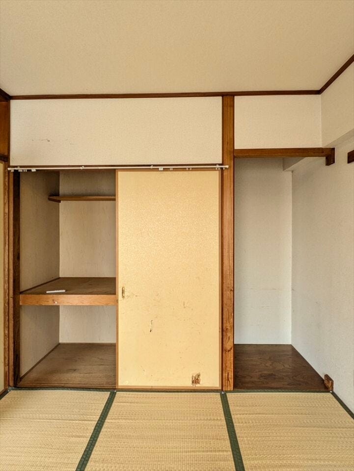 和室には押し入れの他、床の間もあります。
