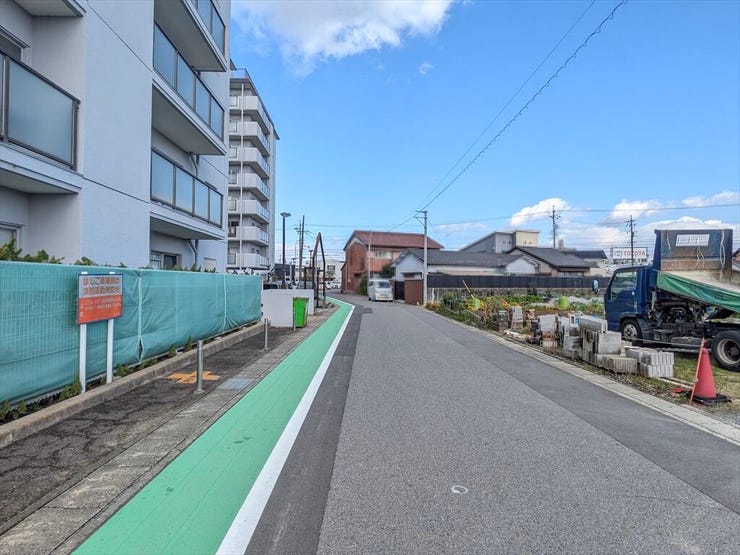 東側前面道路
