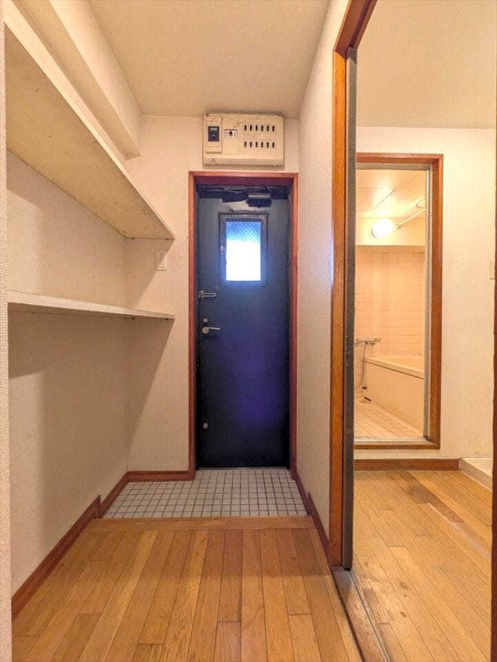 キッチンから勝手口に続く壁には 収納棚を設置
