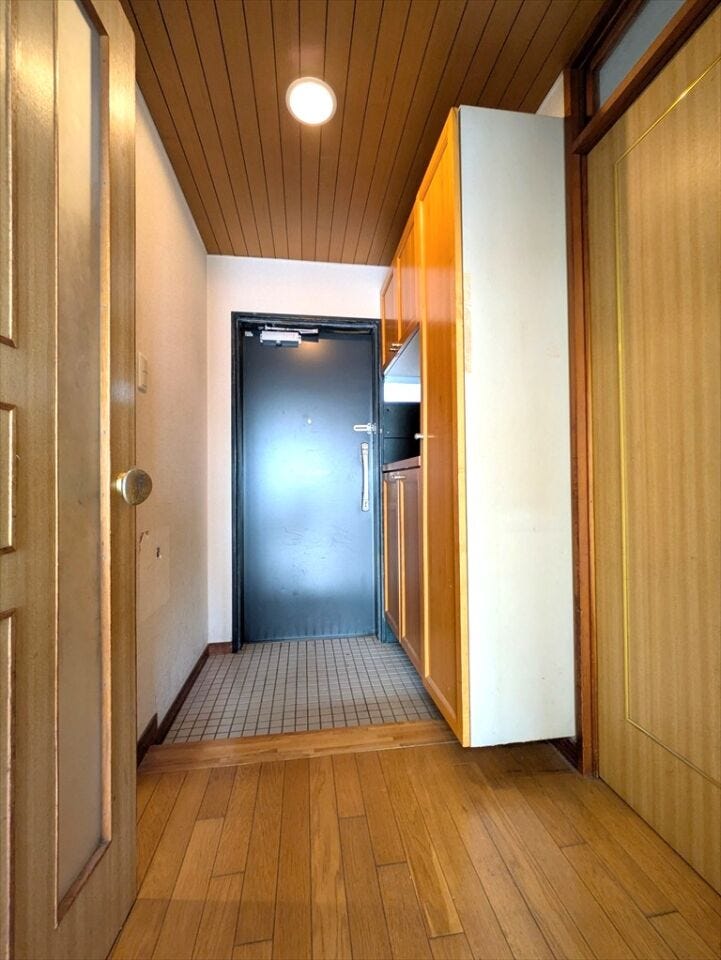 家具調のシューズボックスを備えた温かみのある玄関。リビングとの間は扉で仕切られているため、冷暖房が効きやすく快適です。