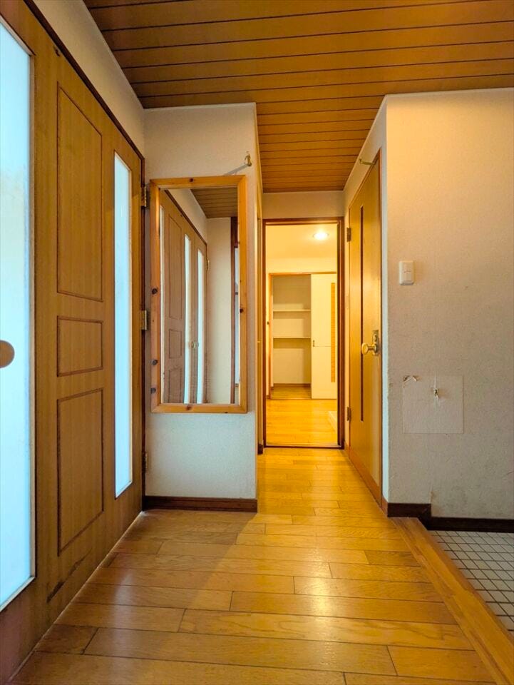 東側洋室から見た玄関ホール。
姿見があり、身だしなみチェックできます。
鏡の奥に廊下収納もあります。