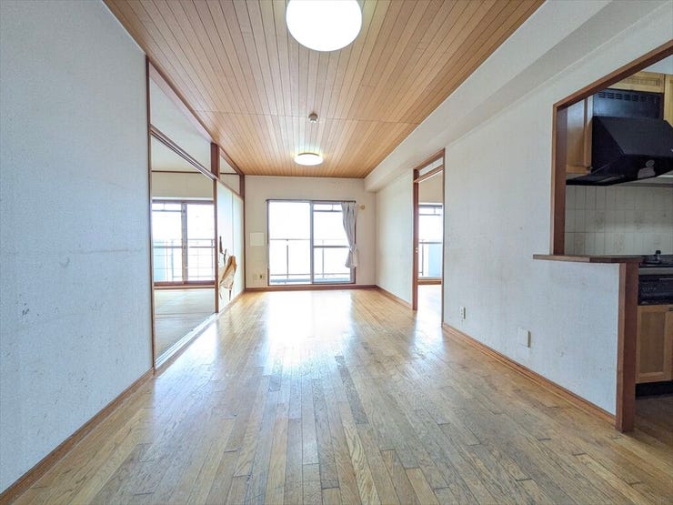 南向きに並んだ3部屋の窓からは光がたっぷり差し込む明るいリビングです!