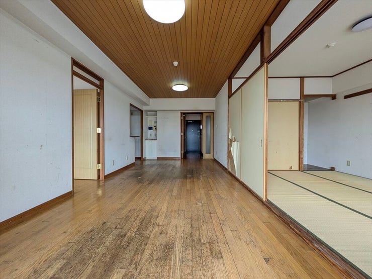 リビングには和室と洋室が隣接。
和室の襖を開けると解放感のあるリビングに◎
来客時にもゆとりのある空間でお迎えできます。