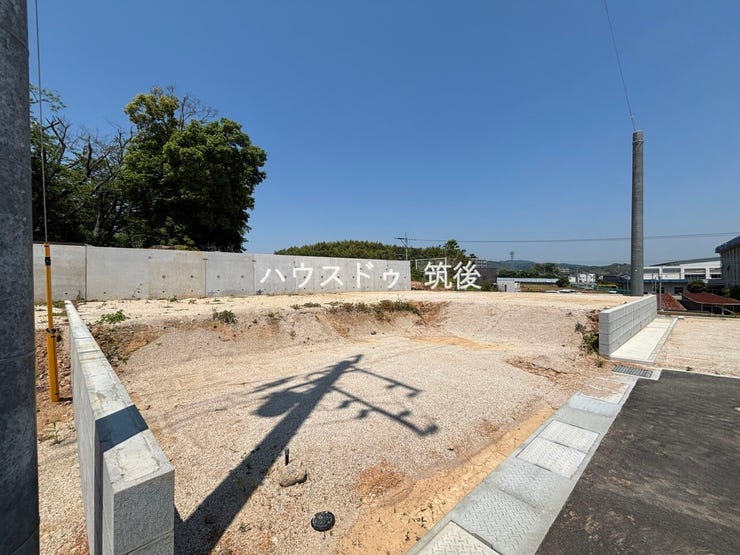 道路間口は約7.0m。車の出入りや建物配置をイメージしやすい区画です。