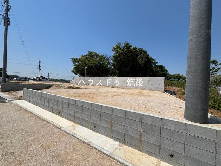 敷地は造成済み。現地で土地の広さや高低差を確認しやすい状態です。