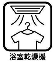 【浴室暖房乾燥機】
天気に左右されず、洗濯物を乾かせます。特に梅雨時や寒い冬、花粉の多い季節には大活躍です。
また暖房機能を使うことで、冬場の浴室の冷えを防ぎ、ヒートショックリスクを軽減できます。