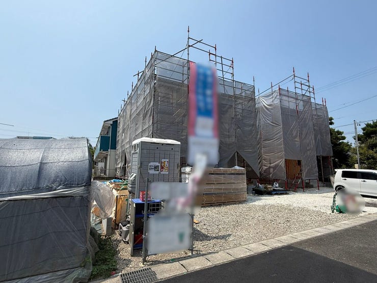 【将来まで安心、街並みに美しく映える立地】
道路に対して並行・垂直に美しく整っているため、見栄えの良い外構やカースペースが特徴。
将来的な資産価値としても目減りしにくい、安心感のある土地です。