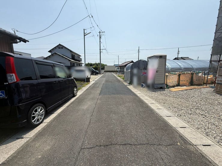 【利便性を備えた道路幅】
通り抜けの車がスピードを出しにくいため安全性が高く、閑静な住宅街の良さを実感できます。
車の出し入れには十分な広さがあり、スムーズなカーライフを両立できる良い環境です。