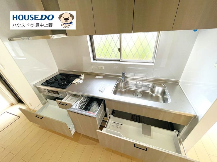 食洗機×三口コンロ完備で作業台もシンクも広い、文句なしのシステムキッチン!リフォーム時に新調されていて交換せずとも新しいキッチンでお料理していただけます♪