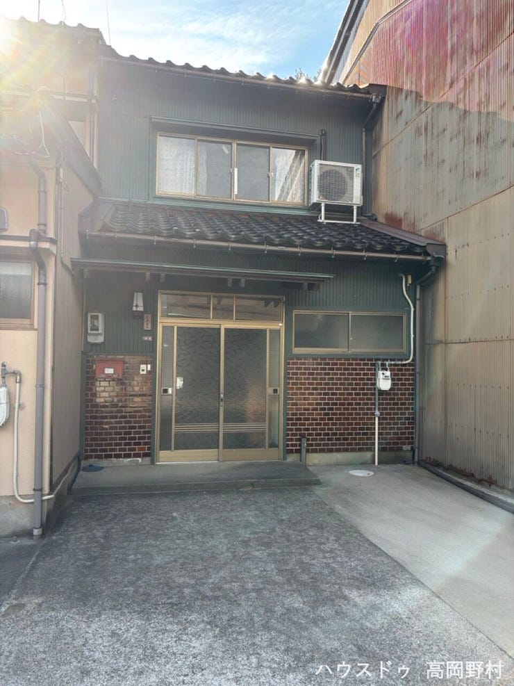 【外観】
*南東側からの外観写真*
玄関前には1台駐車可能です。
前面道路には融雪装置が付いています。