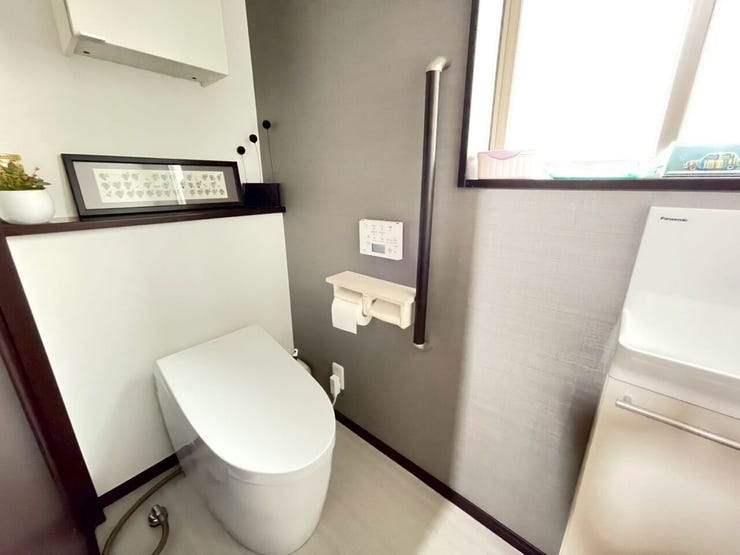 トイレはお洒落なタンクレストイレ♪専用手洗い場ももちろん付いています♪お掃除しやすい最新式のウォシュレット♪