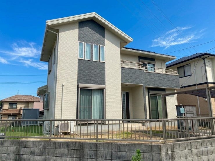 【外観】
広いお庭とバルコニーがある、住みやすい4LDKの戸建です♪
