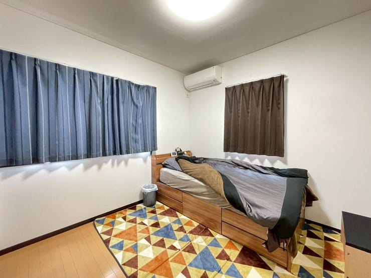 2階の6帖洋室を別角度から♪全部屋2面採光ですので、気持ちよく過ごせますよ♪