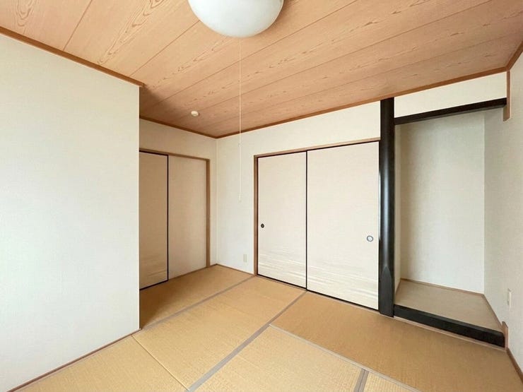 和室を別角度から♪押入れ収納と、床の間があります♪