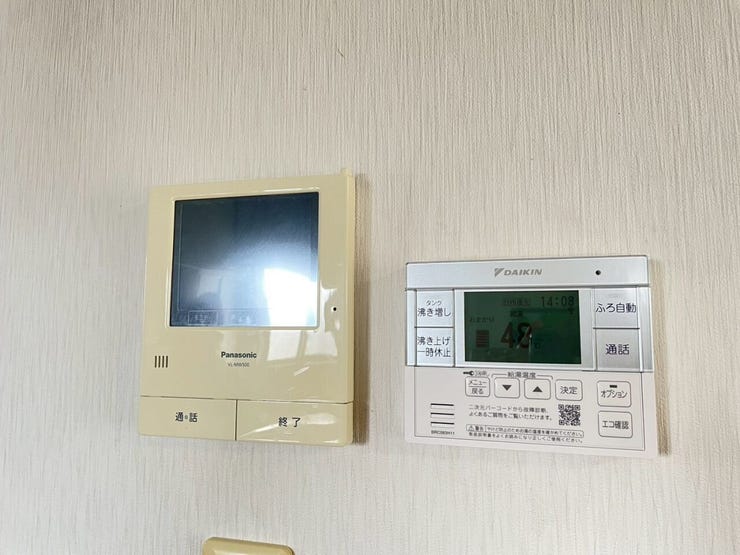 防犯面で安心なモニター付きインターホンと、浴室給湯リモコン♪