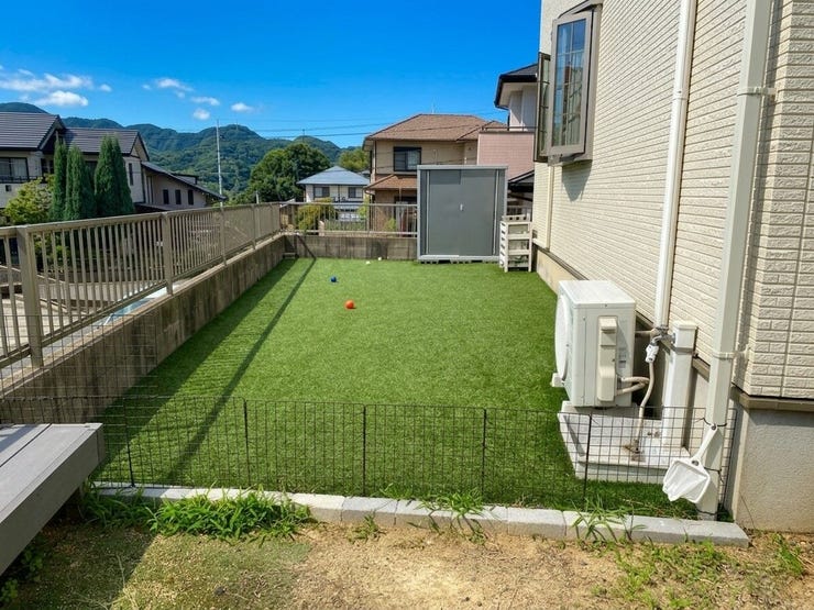 人工芝の綺麗なお庭があります♪ドッグランや、お子様の遊び場にピッタリです♪