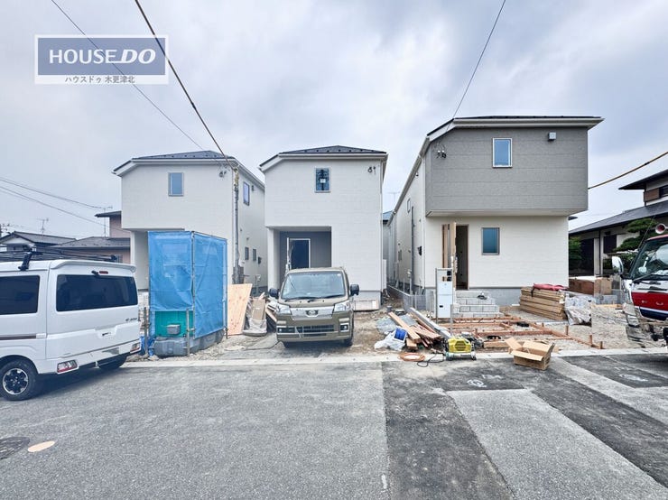 現地外観全3棟3号棟(右)、8月上旬完成予定♪
建築中は他完成物件と一緒にご見学いただけます♪