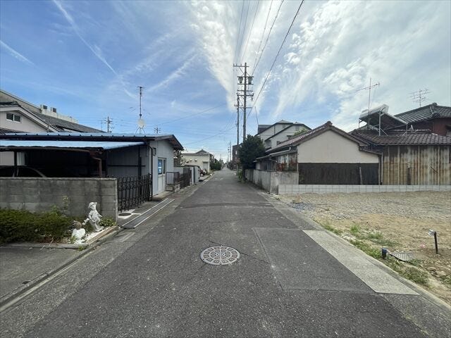 幅員約5.4mの前面道路です。車がすれ違える道幅です。車1台とベビーカーですれ違っても余裕のある道幅は安心ですね。