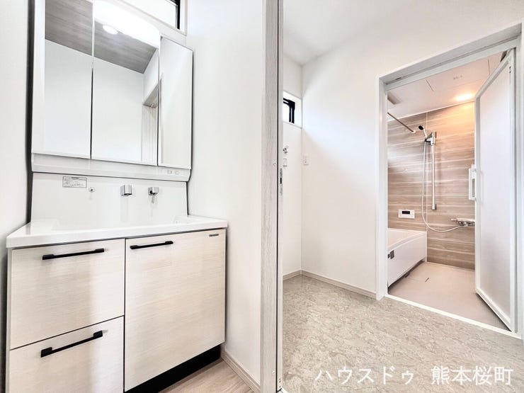 ■清々しいリフレッシュ空間■自分を磨き、気持ちを切り替える。心地よい光が差し込むプライベートスペース。