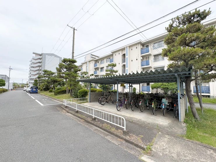 整理が行き届いた屋根付き駐輪場