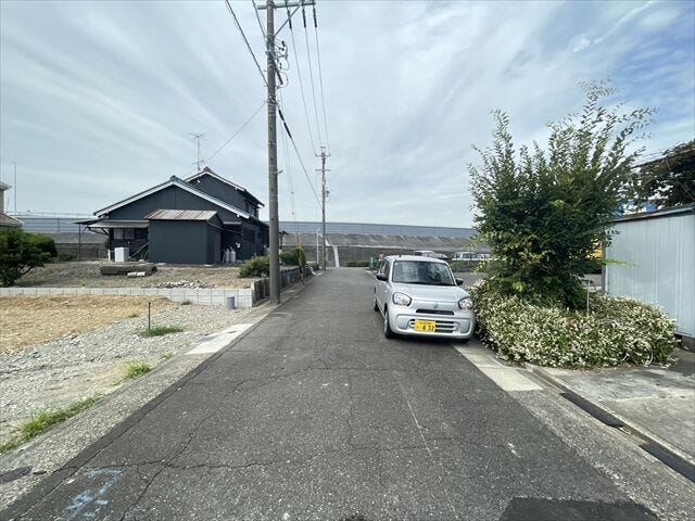 幅員約5.4mの前面道路です。車がすれ違える道幅です。車1台とベビーカーですれ違っても余裕のある道幅は安心ですね。