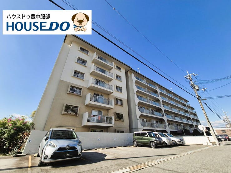 総戸数160戸を誇る大規模マンションです。
徒歩5分圏内にはスーパーや薬局、コンビニなどの買い物施設が揃っており、日常生活に便利な立地となっております。