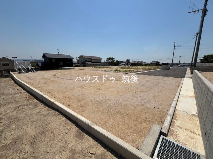 敷地はフラットな造成済み区画。現地で土地の広さや形状を確認しやすい状態です。