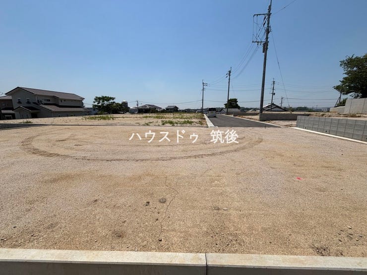 西側道路に面しており、駐車スペースと建物配置をイメージしやすい土地です。