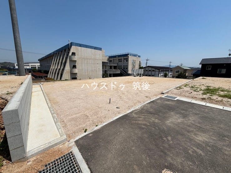 東側には広川中学校が見える立地。教育施設が身近にそろう住環境です。