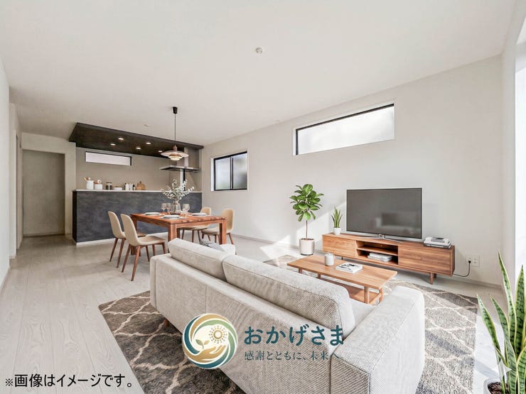 【リビング】
※画像は家具設置イメージです。
【リビング(ステージング)】
白基調の空間に木目調の家具が映えるLDK。対面キッチンから家族の様子が見守れる開放的な設計です。