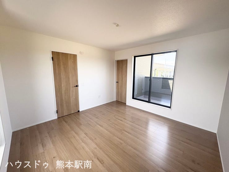 ■洋室■
明るい陽射しが差し込む心地よい洋室です
寝室や子ども部屋など幅広い用途でご利用いただけます
