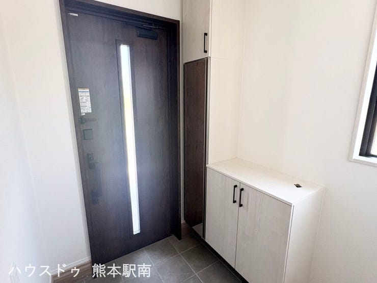 ■玄関■
明るく開放感のある玄関がご家族やお客様を心地よく迎えます
毎日の「いってきます」と「ただいま」を気持ちよく彩る空間です