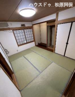 美しい畳の香りに癒やされる、伝統的な意匠が施された上品な和室です。収納に便利な押入はもちろん、床の間も完備。客間としてはもちろん、小さなお子様の遊び場や寝室としても多用途に活躍します。