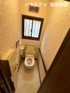 清潔感のあるホワイトと優しい色調の壁紙でまとめられた、快適なトイレ空間です。便利な小窓が付いているため通気性も抜群。いつでもクリーンで心地よいプライベート空間を保つことができます。