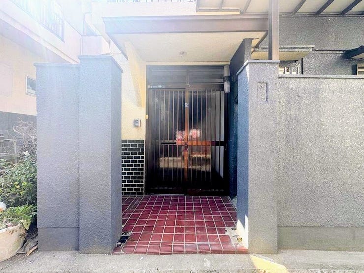 2階に大きな屋根付きバルコニーを完備。雨の日のお洗濯も安心な住まい。
