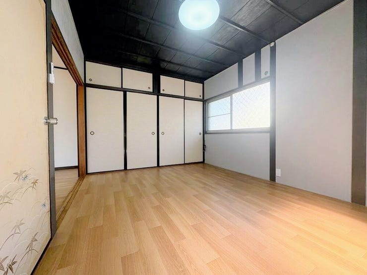 黒い天井と白壁のコントラストが粋。収納力も抜群な8.2帖の広々空間