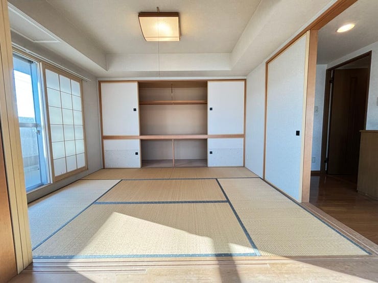 陽当り良好な6帖和室。来客用としても使えます。