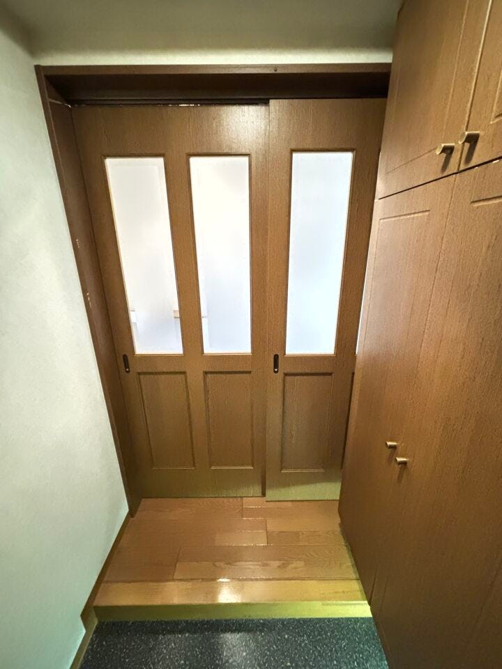 マンションでは珍しい玄関と廊下を仕切る扉つき。
音が漏れにくくプライバシーを保てます。