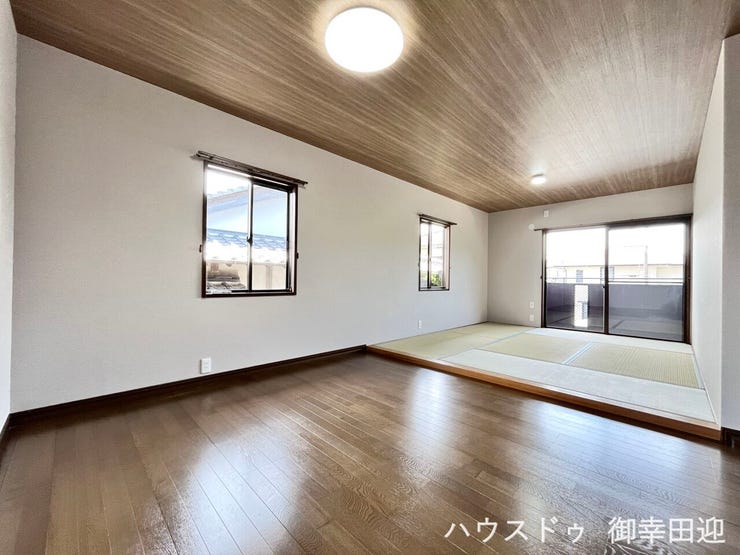 ■2階5.5帖洋室+6帖畳スペース■寝室+くつろぎスペース。ライフスタイルに寄り添うフレキシブルな和洋室。
