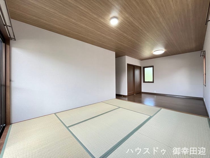 ■2階5.5帖洋室+6帖畳スペース■和洋の融合。フローリングと畳が心地よく繋がる、11.5帖の大空間。