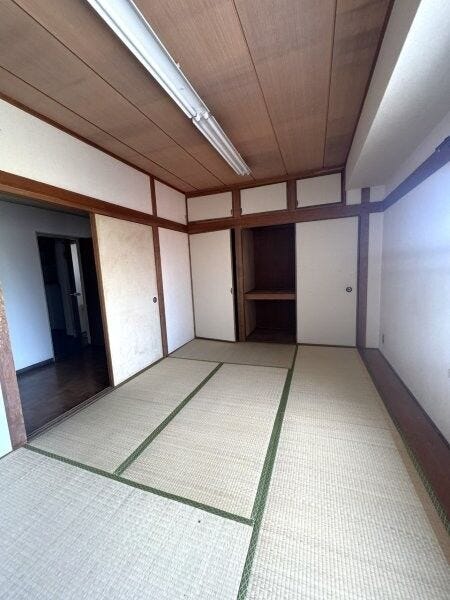 玄関横の和室です。押入は奥行きがあるので、大きな荷物やお布団など収納出来ます。