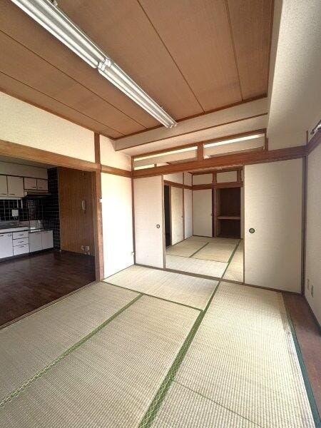 二間続きの和室なので、ふすまを開けて広々使うこともできますね。