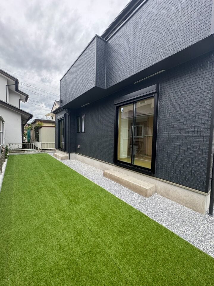 人工芝で、見た目もきれいで、お手入れも楽々です♪