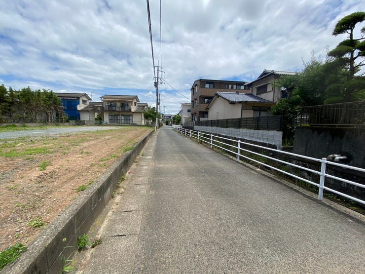 周辺は静かで落ち着いた雰囲気の住宅街です。