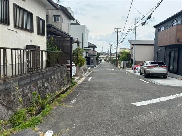北側前面道路です。住宅街に面した道路になります。
市営バス「白土浄水池前」停 徒歩約4分。