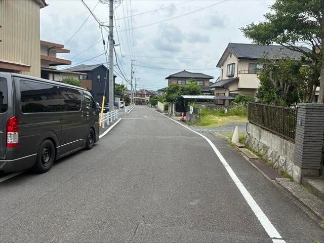 東側前面道路:居室を南向きに設計しやすく、朝日を感じて生活する事ができます。