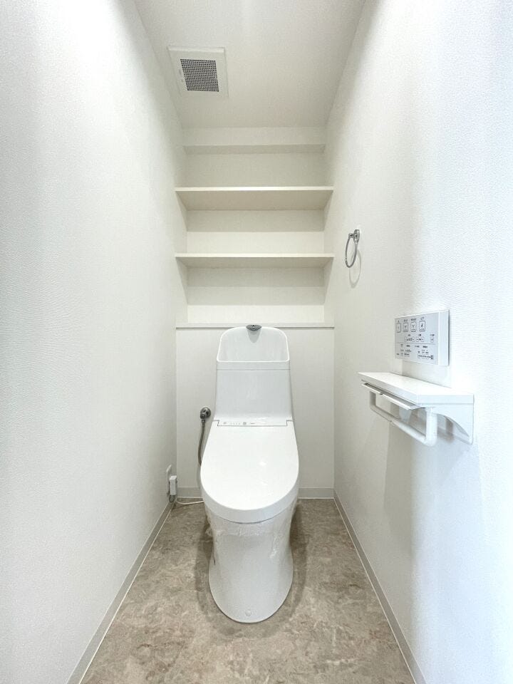 ◇トイレ◇
清潔感溢れ、居心地よく落ち着ける空間となっています。グリーンをプラスしてさらに清潔感をアップするのもオススメです。空気がきれいに感じられ、おしゃれ度もアップしますね。