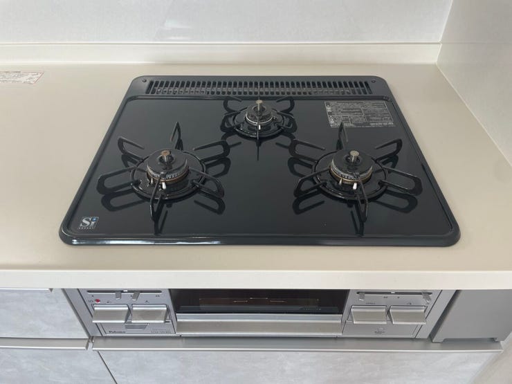 ◇三口コンロ◇
一度にたくさんの調理ができ、朝食の準備もお弁当作りもラクラクです。栄養面や彩りに気を配ると品数も増えますが、広いワークトップなのでたくさん作ってもスペースに余裕があります。