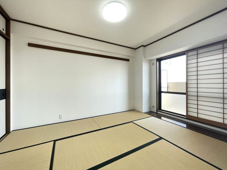 ◇和室◇
リビング横の和室です。扉を開けると開放的な空間が生まれます。急な来客にも対応できますね。和の空間を感じながら、一人の時間を過ごすのもいいですね。