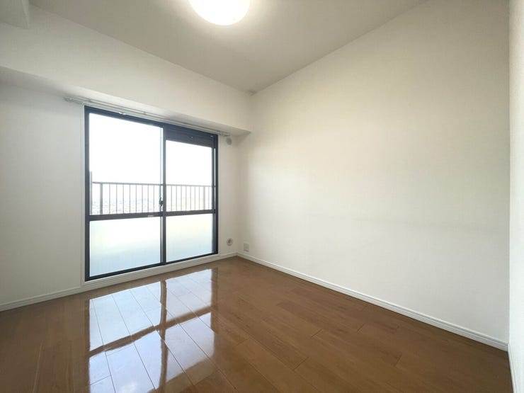 ◇洋室◇
バルコニーに出られる大きな窓があり、明るいお部屋です。開放感たっぷり。豊かな開口がもたらす陽光、光を浴び心地よい時を刻みます。気分も明るくなりますね。